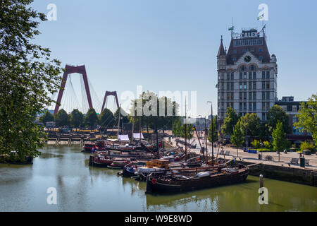 Rotterdam, Pays-Bas - 30 juillet 2019 : Oude Haven, Vieux Port, une partie de l'arrondissement maritime de navires historiques, avec la maison blanche sur l'arrière-plan Banque D'Images