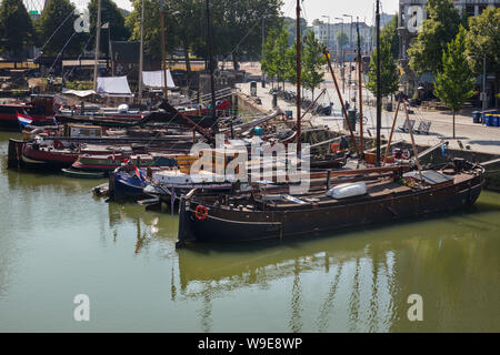 Rotterdam, Pays-Bas - 30 juillet 2019 : navires historiques dans l'Oude Haven, Vieux Port, une partie de l'Arrondissement Maritime Banque D'Images