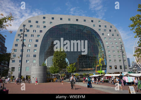 Rotterdam, Pays-Bas - 30 juillet 2019 : bâtiment à Markthal samedi avec le marché local en face Banque D'Images