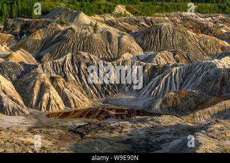 Paysage - un fragment d'une carrière d'extraction de kaolin avec belles pentes avec des traces d'eau Banque D'Images