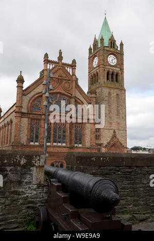 Canons sur le 17e siècle par des murs de cathédrale St Columb à Derry, Irlande du Nord Banque D'Images