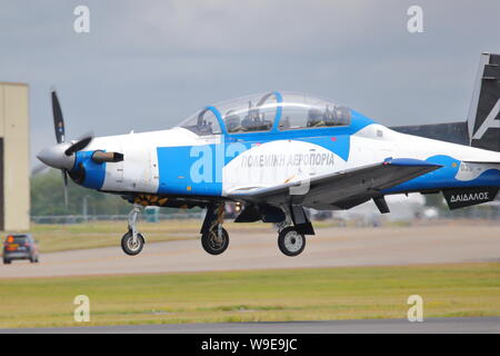 L'Armée de l'Air hellénique Beechcraft T-6A Texan II à l'atterrissage à l'2019 Royal International Air Tattoo à Fairford RAF Banque D'Images