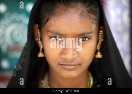 Jeune femme tribal dans un village rural dans le district de Kutch, Gujarat. Le Kutch région est bien connue pour son la vie tribale et la culture traditionnelle. Banque D'Images