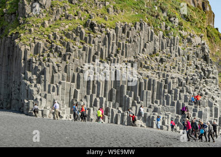 La plage de Reynisfjara qui jouit et orgues basaltiques près de Vik, Islande Banque D'Images