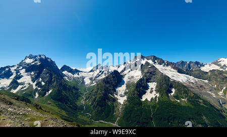 Des pics de montagne avec un glacier et le début d'un ruisseau de montagne. Nord du Caucase, Russie Banque D'Images