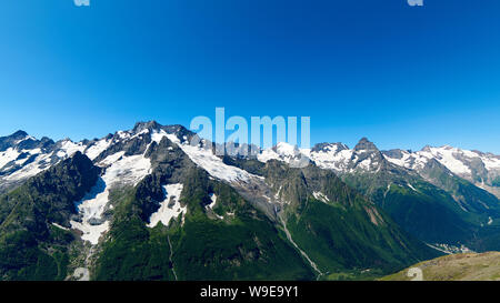 Des pics de montagne avec un glacier et le début d'un ruisseau de montagne. Nord du Caucase, Russie Banque D'Images