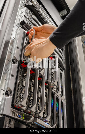 Il mâle dépose Consultant de serveur lame dans le datacenter en rack Banque D'Images