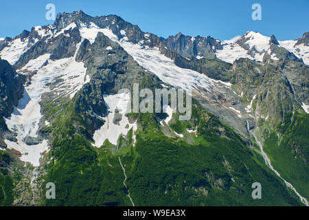 Des pics de montagne avec un glacier et le début d'un ruisseau de montagne. Nord du Caucase, Russie Banque D'Images