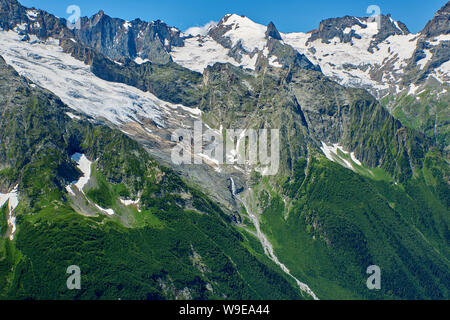 Des pics de montagne avec un glacier et le début d'un ruisseau de montagne. Nord du Caucase, Russie Banque D'Images