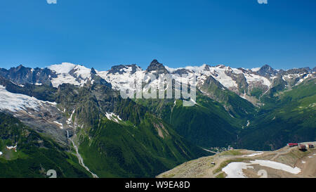 Vue sur la montagne dans l'avant-plan de petites maisons. Nord du Caucase, Russie Banque D'Images