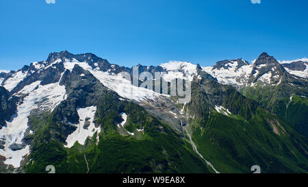 Des pics de montagne avec un glacier et le début d'un ruisseau de montagne. Nord du Caucase, Russie Banque D'Images