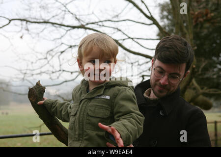 Oncle et petit neveu (2 ans) bénéficiant d'une journée à Mottisfont Abbey Gardens, Romsey, Hampshire, Royaume-Uni. Parution du modèle Banque D'Images