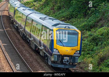 Nouvelle Classe 195 DMU diesel train roulant sur la ligne de Liverpool à Manchester pour remplacer le P{acer. Banque D'Images