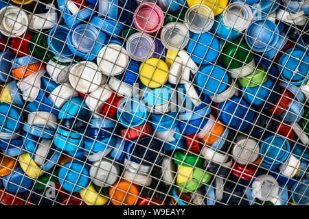 Différentes couleurs de bouchons en plastique le recyclage dans le net Banque D'Images