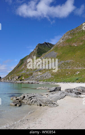 Strahlend weißer Sable, blauer Himmel und das Meer türkis. Und doch nicht Südsee sondern Haukland Beach auf den Lofoten en Norvège. Banque D'Images