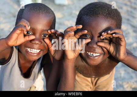 Heureux les garçons dans un taudis dans le village de pêcheurs Jamestown, à Accra, Ghana Banque D'Images