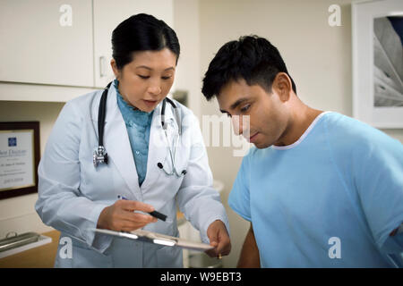 Femme médecin consulting avec un patient après un examen médical dans son bureau. Banque D'Images