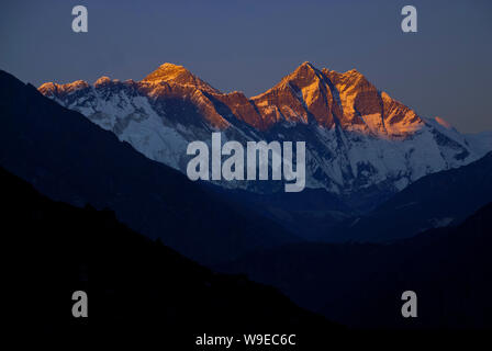 L'image de fichier en date du 24/09/2007 du sommet de l'Everest (pointe à gauche) au Népal. Le 29 mai est la date anniversaire de la première ascension du pe Banque D'Images