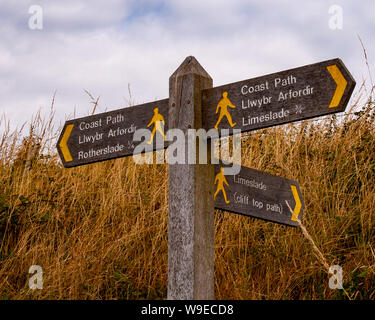 Sentier des panneau sur le sentier du littoral entre Rotherslade et Limeslade Bay sur Gower, Pays de Galles, Royaume-Uni Banque D'Images