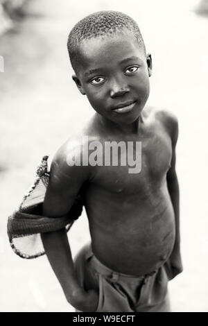 Jeune garçon dans un taudis dans le village de pêcheurs Jamestown, à Accra, Ghana Banque D'Images