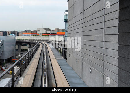 Francfort - AUG 13 : vue par la fenêtre du train transport entre les terminaux de l'aéroport de Francfort, le 13 août. 2019 en Allemagne Banque D'Images