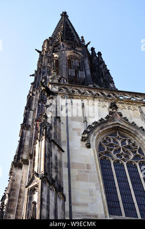 Blick auf den Turm der mit Wiedertäufer-Käfigen Lamberti-Kirche St. Banque D'Images