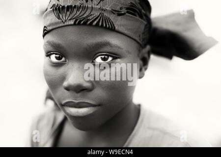 Jeune garçon dans un taudis dans le village de pêcheurs Jamestown, à Accra, Ghana Banque D'Images