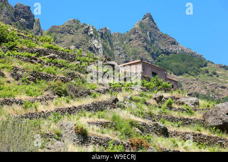 Tranquillité maison isolée sur les montagnes avec des murs en pierre à Ténérife. Banque D'Images