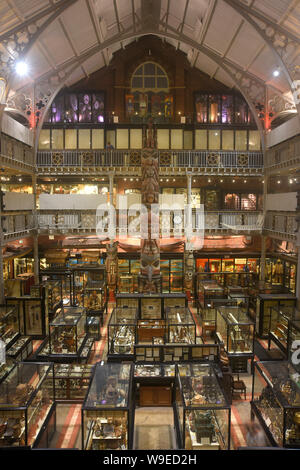 L'Angleterre, Oxford, Pitt Rivers Museum galerie intérieure. Banque D'Images