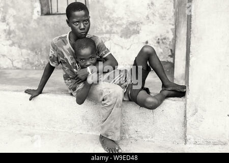 Les jeunes garçons dans un taudis dans le village de pêcheurs Jamestown, à Accra, Ghana Banque D'Images