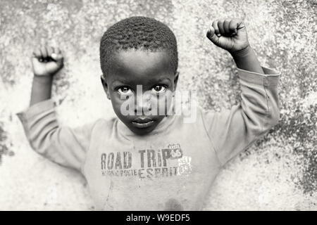 Jeune garçon dans un taudis dans le village de pêcheurs Jamestown, à Accra, Ghana Banque D'Images