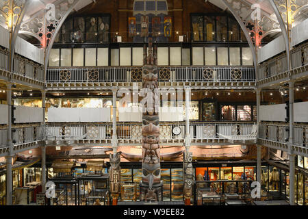 L'Angleterre, Oxford, Pitt Rivers Museum galerie intérieure. Banque D'Images