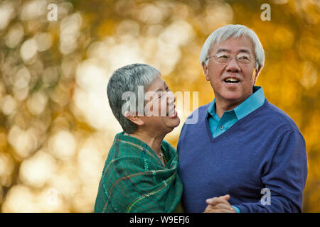 Happy senior couple joyeusement danser ensemble. Banque D'Images