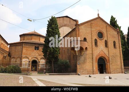 Basilique Santo Stefano dans la vieille ville médiévale de Bologne en Italie Banque D'Images