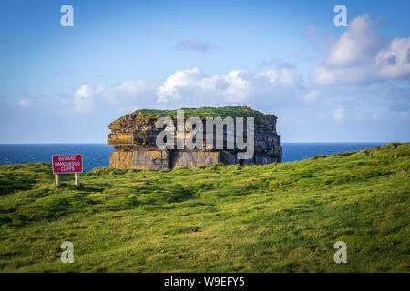 Des falaises spectaculaires à Downpatrick Head, comté de Mayo, Irlande Banque D'Images