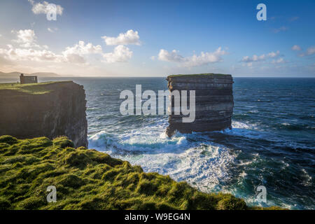 Des falaises spectaculaires à Downpatrick Head, comté de Mayo, Irlande Banque D'Images