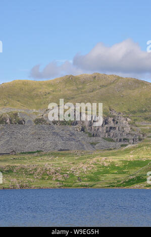 Der Voir Llyn Cwmystradllyn in den Bergen von Wales in der Nähe von Porthmadog Banque D'Images