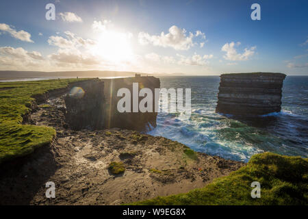 Des falaises spectaculaires à Downpatrick Head, comté de Mayo, Irlande Banque D'Images