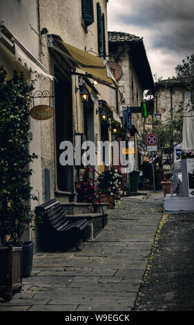 Voir en haut de la rue dans une petite ville italienne Banque D'Images