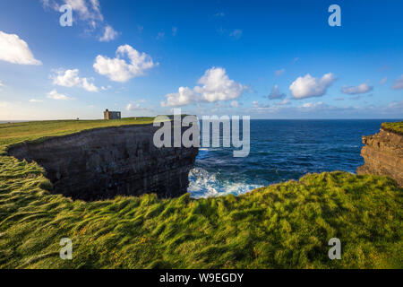 Des falaises spectaculaires à Downpatrick Head, comté de Mayo, Irlande Banque D'Images