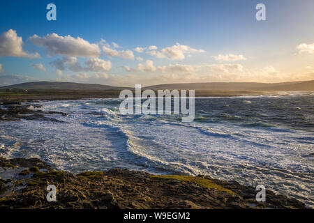 Des falaises spectaculaires à Downpatrick Head, comté de Mayo, Irlande Banque D'Images