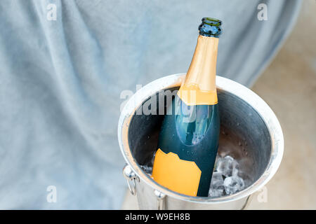 Concept de vie de luxe avec bouteille de champagne dans seau à glace. Thème de célébration au champagne still life. Banque D'Images