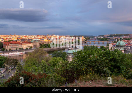 Vue panoramique de l'horizon de Prague avec des ponts et de la rivière Vltava en fin d'après-midi. Prague, République Tchèque Banque D'Images