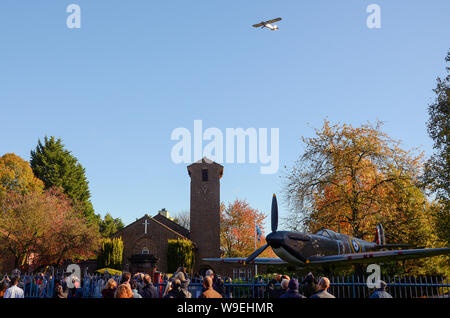 Biggin Hill à la Chapelle St Georges de souvenir avec chasseur Spitfire réplique et les feuilles d'automne. Mémorial de la RAF. Défilé de Dimanche du souvenir Banque D'Images