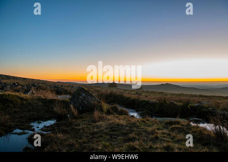 Coucher de Dartmoor avec ruisseau en premier plan Banque D'Images