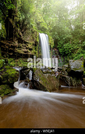 Cascade de Mahua Crocker Range National Park Tambunan Sabah Malaisie Bornéo Banque D'Images