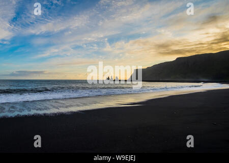 Coucher du soleil sur les formations rocheuses 'Troll' orteils sur plage noire. Vik, Reynisdrangar, Islande Banque D'Images