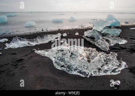 Banc de glace sur la plage de sable noir de l'Islande. Jokursarlon, plage du diamant, de l'Islande Banque D'Images