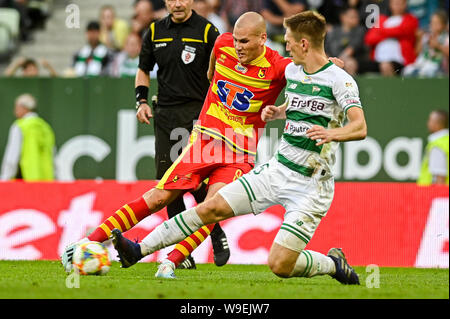 Ognjen Mudrinski de Jagiellonia Bialystok (L) et Michal Nalepa de Pagan Gdansk (R) sont vus en action au cours de la PKO Ekstraklasa match de championnat entre Pagan Gdansk et Jagiellonia Bialystok.(score final ; Pagan Gdansk 1:1 Jagiellonia Bialystok). Banque D'Images