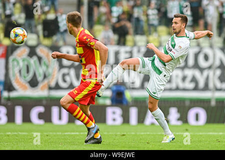 Taras Romanchuk de Jagiellonia Bialystok (L) et Artur Sobiech de Pagan Gdansk (R) sont vus en action au cours de la PKO Ekstraklasa match de championnat entre Pagan Gdansk et Jagiellonia Bialystok.(score final ; Pagan Gdansk 1:1 Jagiellonia Bialystok). Banque D'Images